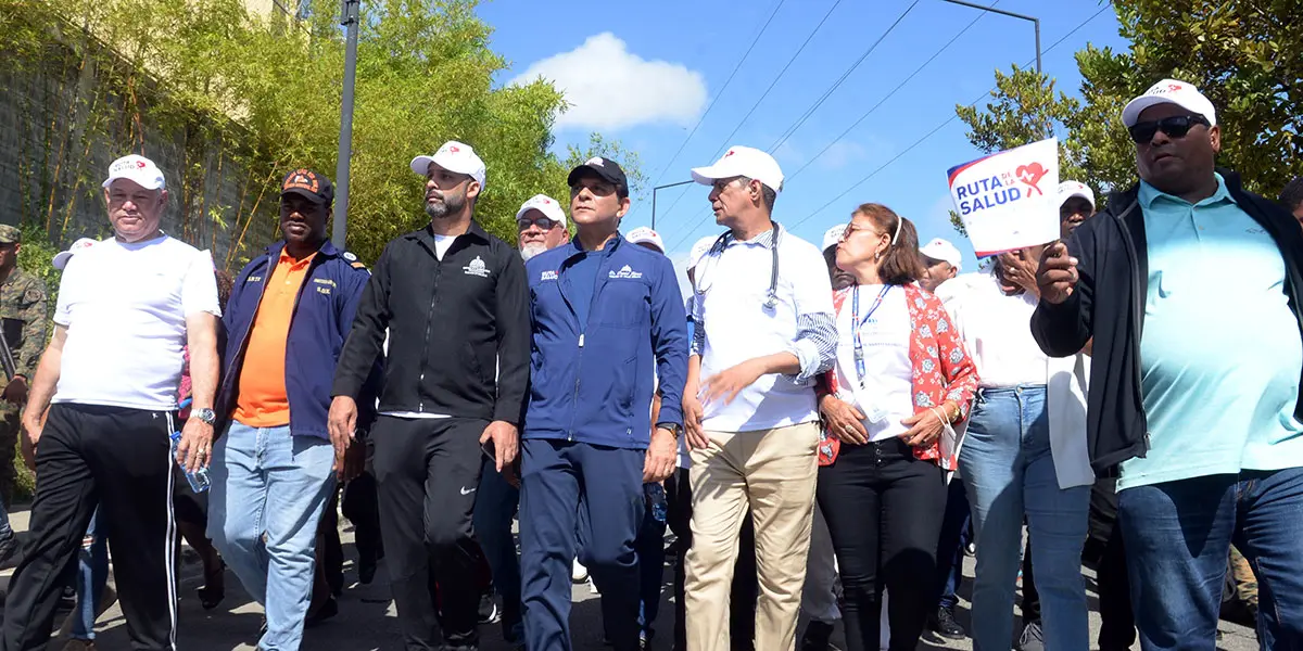 El doctor Daniel Rivera encabezó el recorrido por la Nueva Barquita. Félix de la Cruz