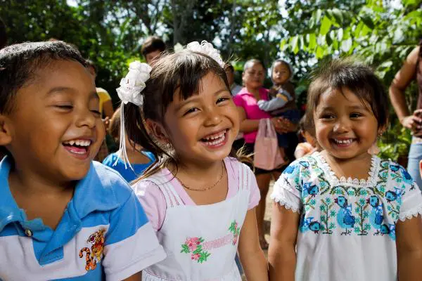 niño junto a dos niñas. Foto: Unicef