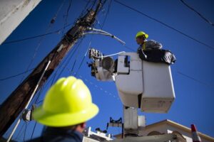Empiezan a restablecer lentamente el servicio eléctrico en Puerto Rico