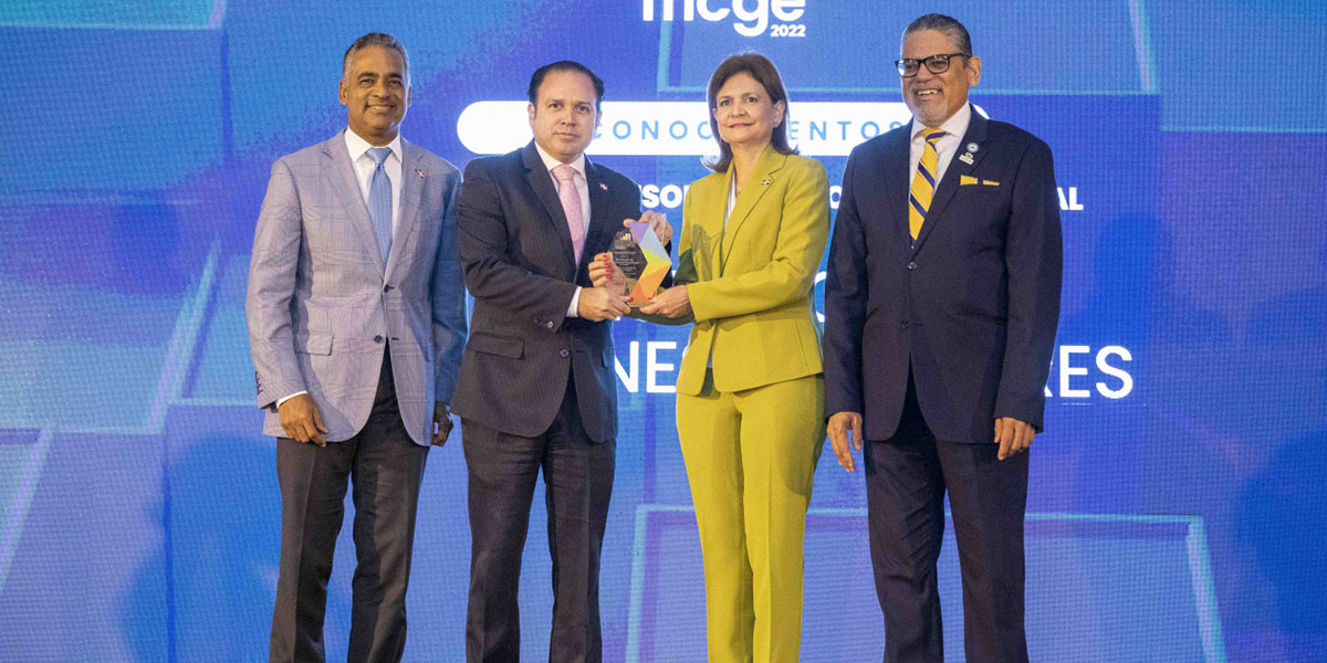 Raquel Peña, vicepresidenta de la República Dominicana, es reconocida en acto.