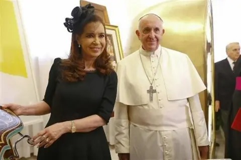 El papa aboga por "la armonía social" tras el ataque a Cristina Fernández
