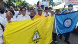 Arranca la marcha de los médicos y otros gremios contra las ARS y AFP