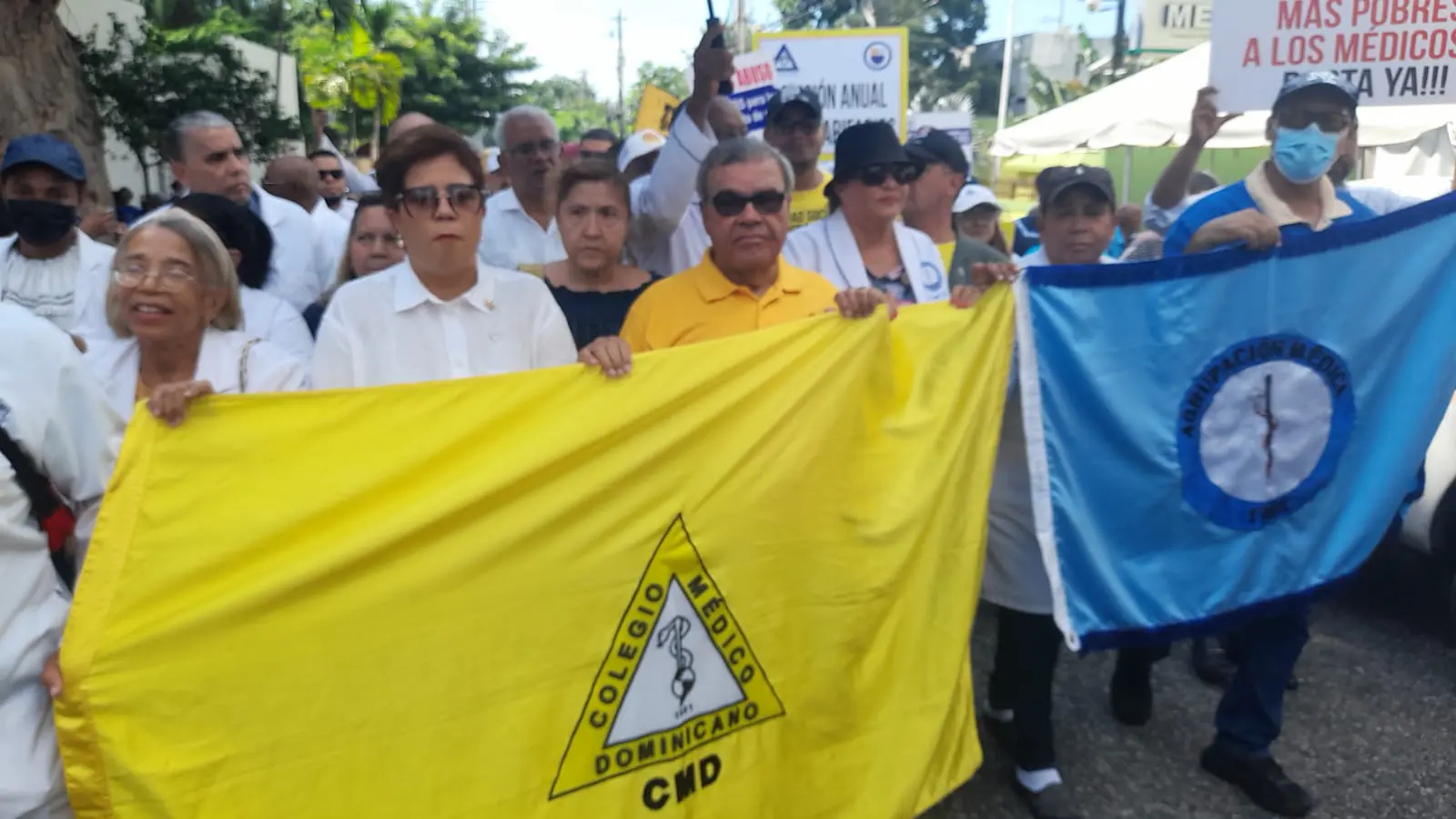 Arranca la marcha de los médicos y otros gremios contra las ARS y AFP