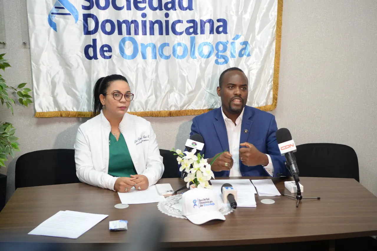 Representantes de la Sociedad Dominicana de Oncología. Johnny Rotestán