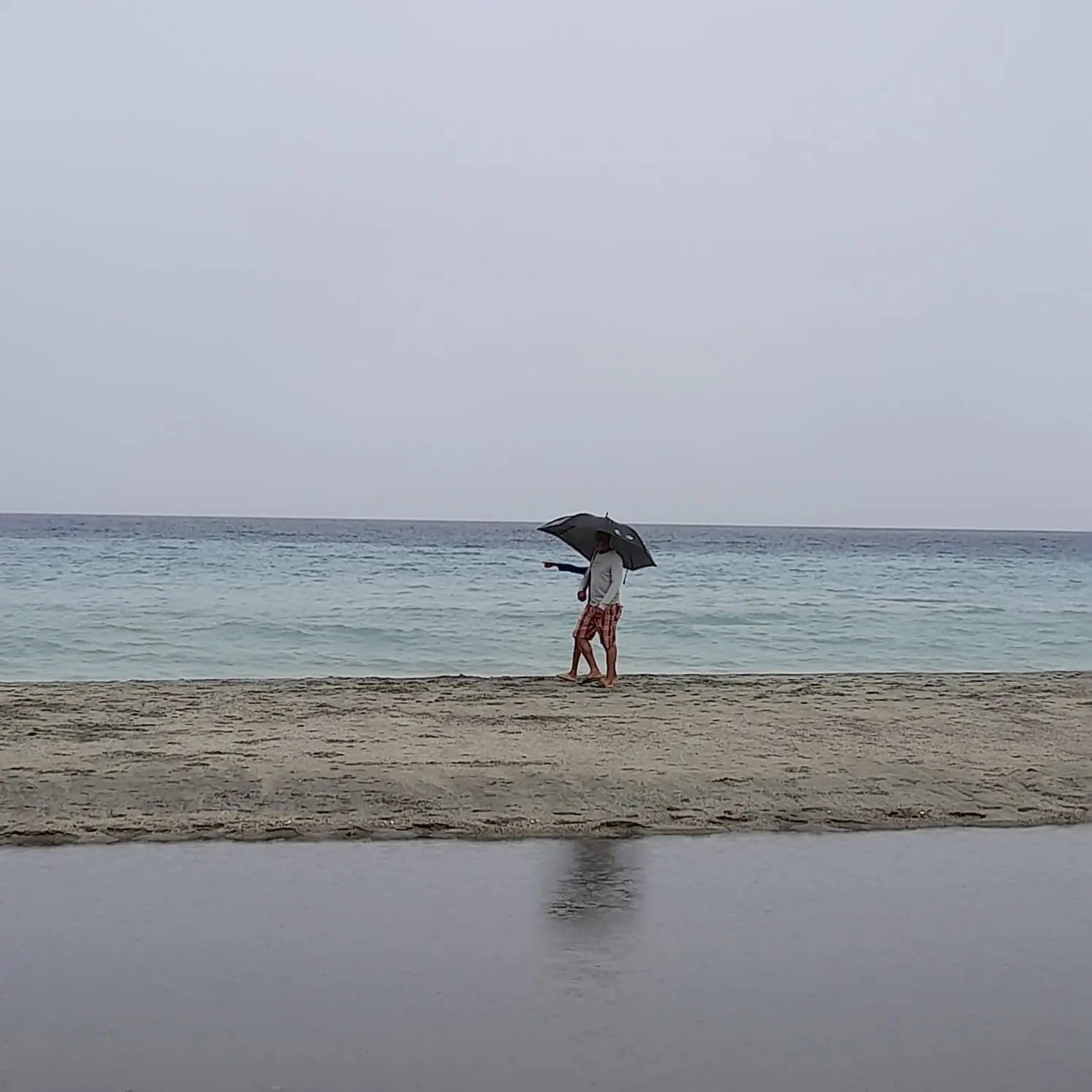 Ciudadanos en calma y se pasean por playa del kilómetro 13 Sánchez