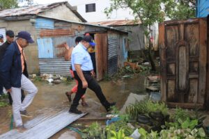 Ministro presidencia inspecciona zonas afectadas por Fiona en Hato Mayor