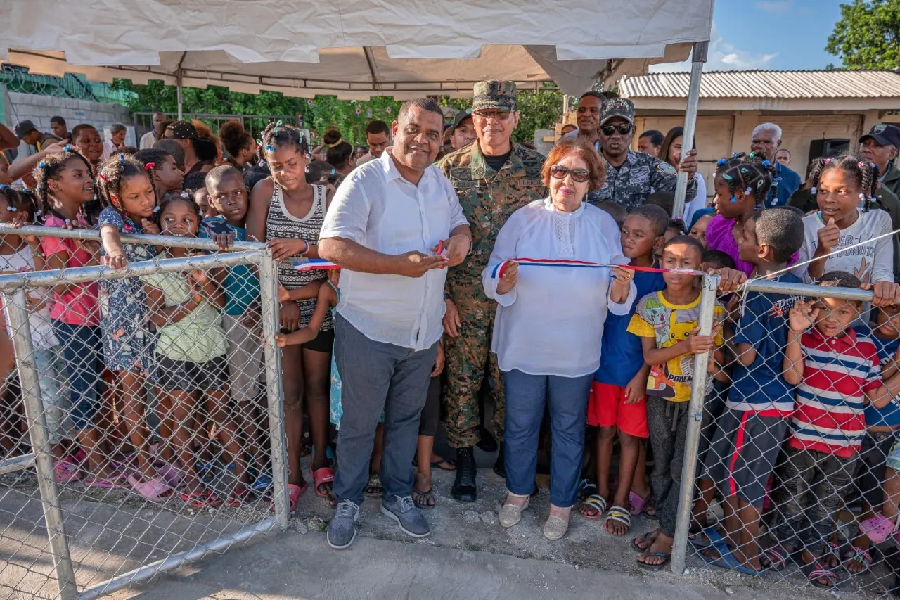 Alcalde Fernández inaugura parque infantil en sector de Barahona