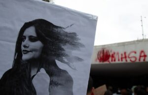 Los talibanes disuelven una manifestación en apoyo a las protestas en Irán