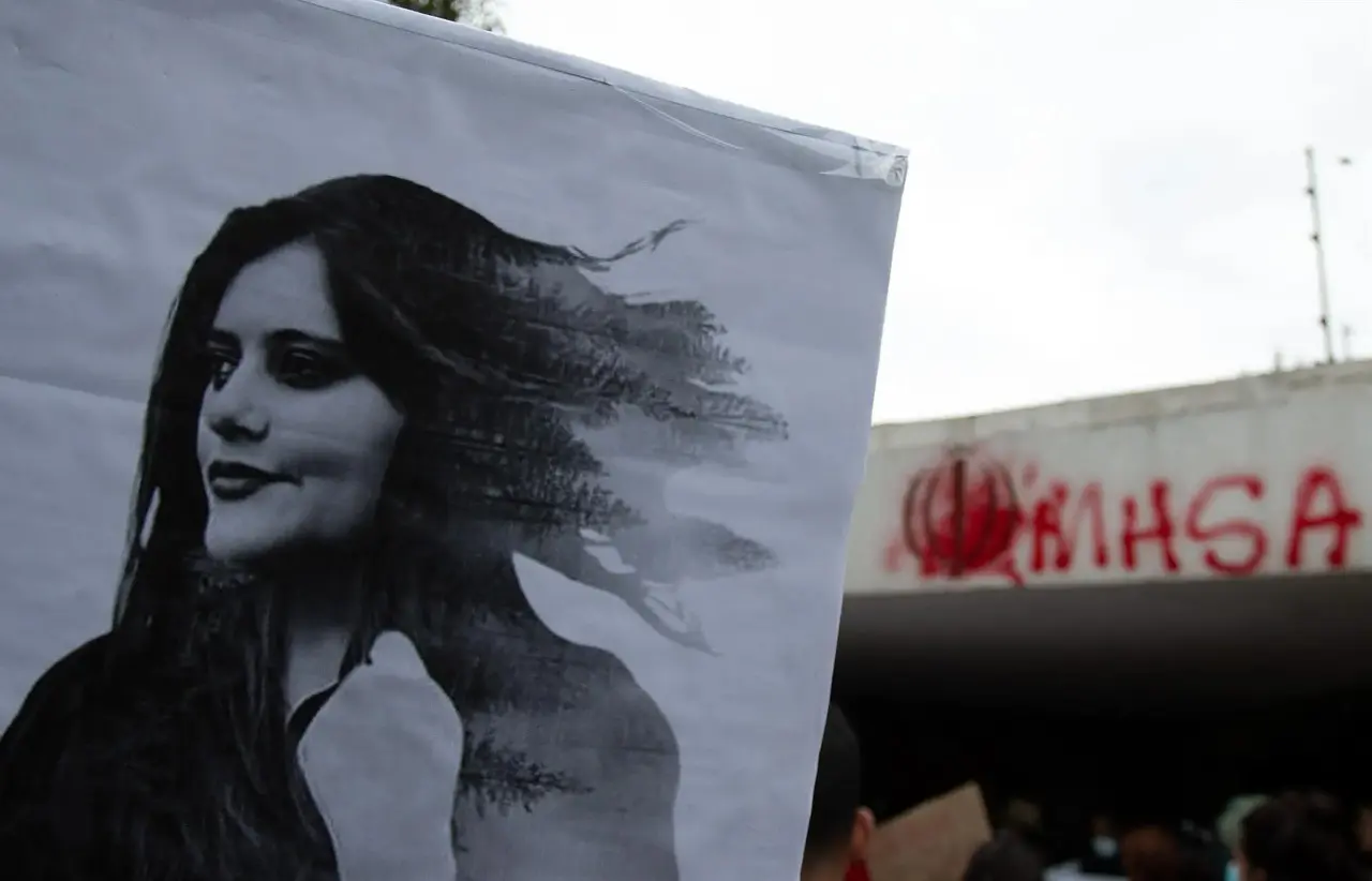 Los talibanes disuelven una manifestación en apoyo a las protestas en Irán