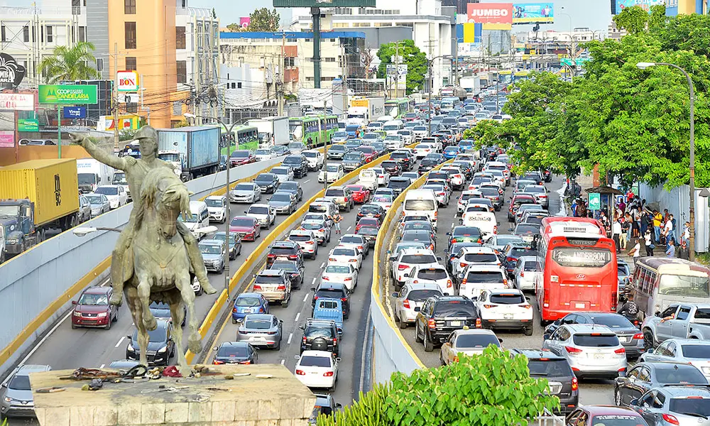 Embotellamientos vehiculares asfixian al Gran Santo Domingo