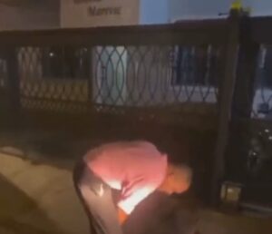 Policía busca hombre que golpeó y arrastró mujer
