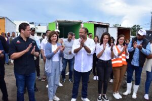 La vicepresidenta Raquel Peña, la presidenta del Voluntariado, Noelia Garcia de Pereyra; y el administrador general de Banreservas, Samuel Pereyra, durante el recorrido por el Seibo y Miches para la entrega de alimentos y materiales de construcción a los afectados por el huracán Fiona. Las ayudas también incluyen a Monte Plata.