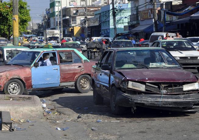 Autos chatarra son parte de la congestión vehicular 