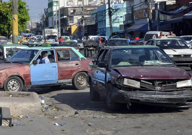 Autos chatarra son parte de la congestión vehicular