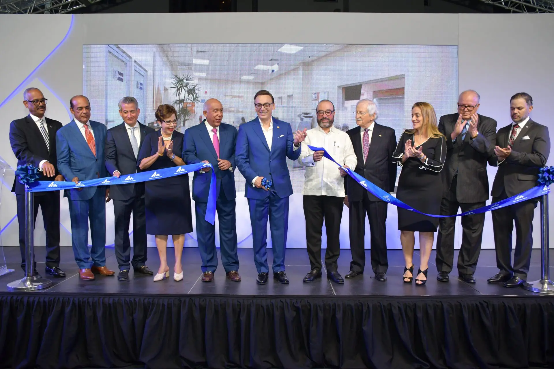 Luis Manuel Aguiló, corta la cinta junto a Luis Torres, Luis Núñez, James García, Milagros de los Santos, Héctor Corominas, Luis Manuel Aguiló, Francisco Campos, Moisés Franco, Pierina Pumarol, Nelson Hernández y Rafael Nolasco.