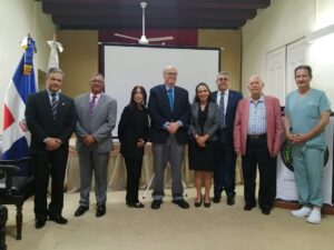 Los doctores Luis Ortiz, José Miguel Gómez Montero, Roxanna de Jesús, Herbert Stern, Togarma Rodríguerz, Ramón Pérez Martínez, Antonio Selman Yeara y Reynold Pérez Estefan. FUENTE EXTERNA