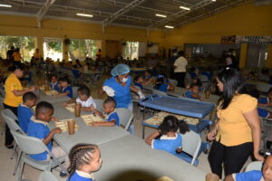 Entrega del almuerzo en la escuela general Antonio Duvergé. Johnny Rotestán