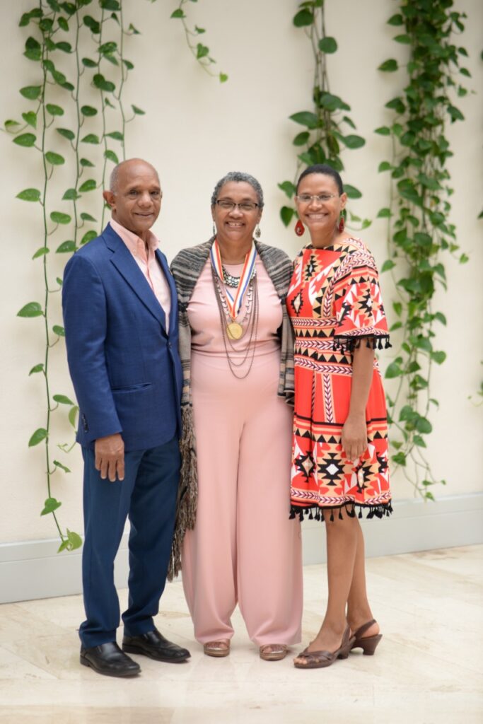 Con mi esposo Fernando y mi hija Mirna el día de la entrega de la Medalla al Mérito de la Mujer Dominicana 2022