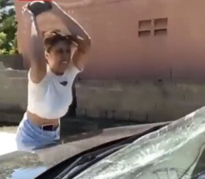 Solicitan prisión contra mujer destruyó cristales vehículo de expareja