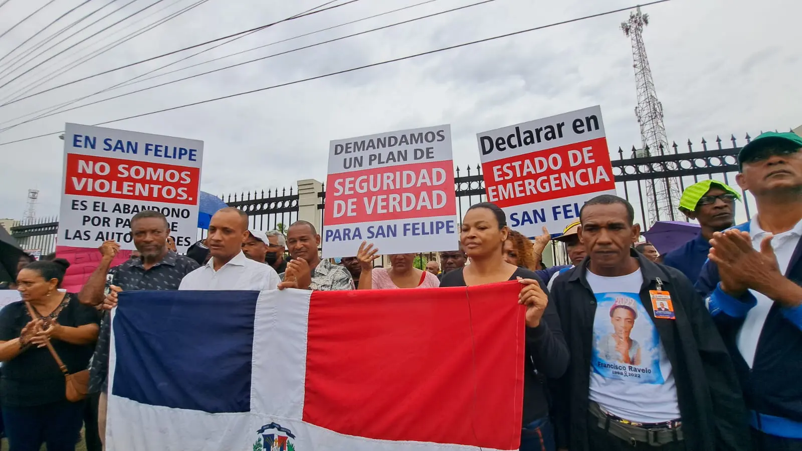 Residentes de Villa Mella realizan "Parada Cívica" frente al destacamento