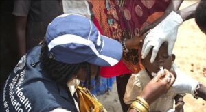 Escasez de vacunas contra el cólera obliga a reducir dosis de dos a una