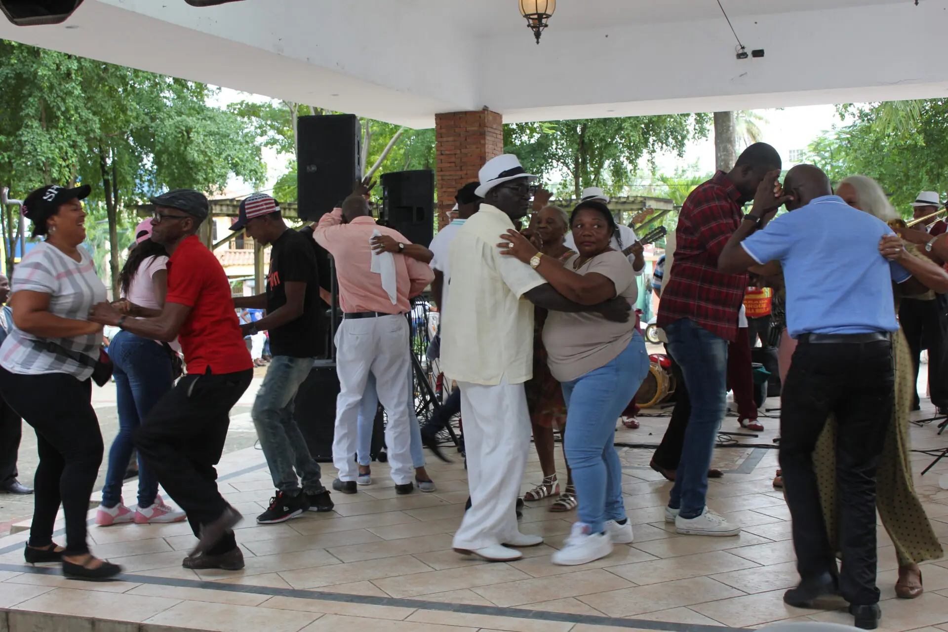 A ritmo de “Son” Los Hermanos Heredia ponen a bailar a Villa Mella