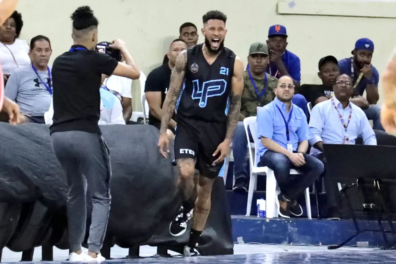 Jayson Valdez celebra luego del bombazo para ganar Los Prados contra Mauricio Báez