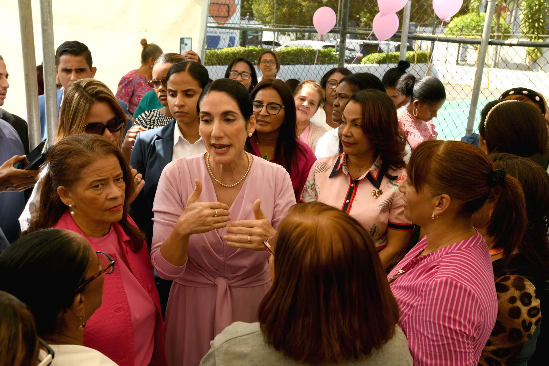 La primera dama Raquel Arbaje hizo un llamado este miércoles a las dominicanas y los dominicanos a practicarse los chequeos de detección oportuna de los cánceres de mama, cervicouterino y de próstata que se ofrecen sin costo en diez hospitales priorizados y en jornadas móviles.