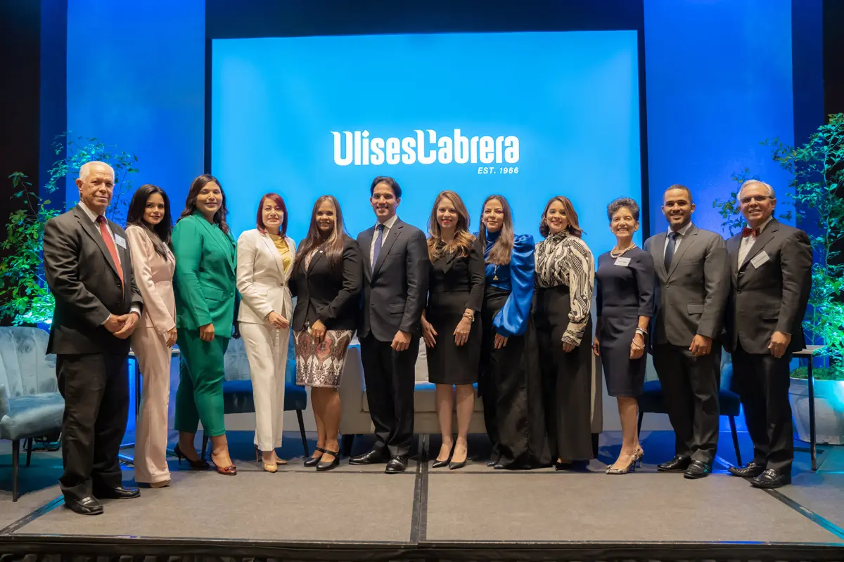 Socios de la firma de abogados Ulises Cabrera junto a los panelistas