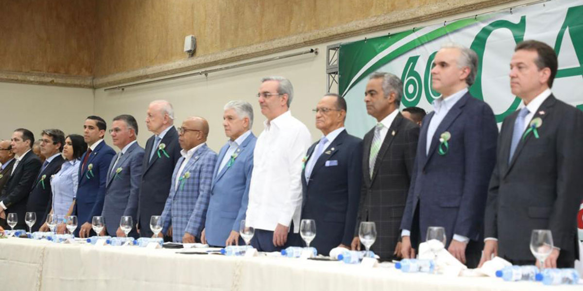 El presidente Luis Abinader y sindicalistas en el acto por el 60 aniversario de la CASC