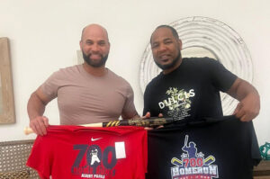 Albert Pujols le regala a Edwin Encarnación el bate del jonrón 700