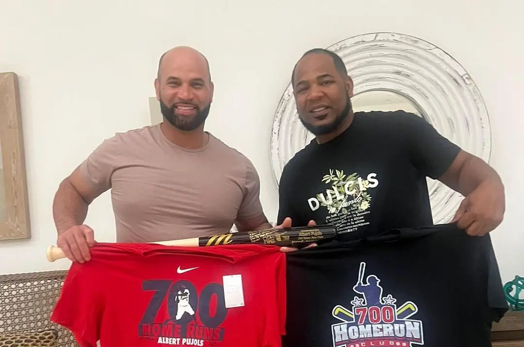 Albert Pujols le regala a Edwin Encarnación el bate del jonrón 700