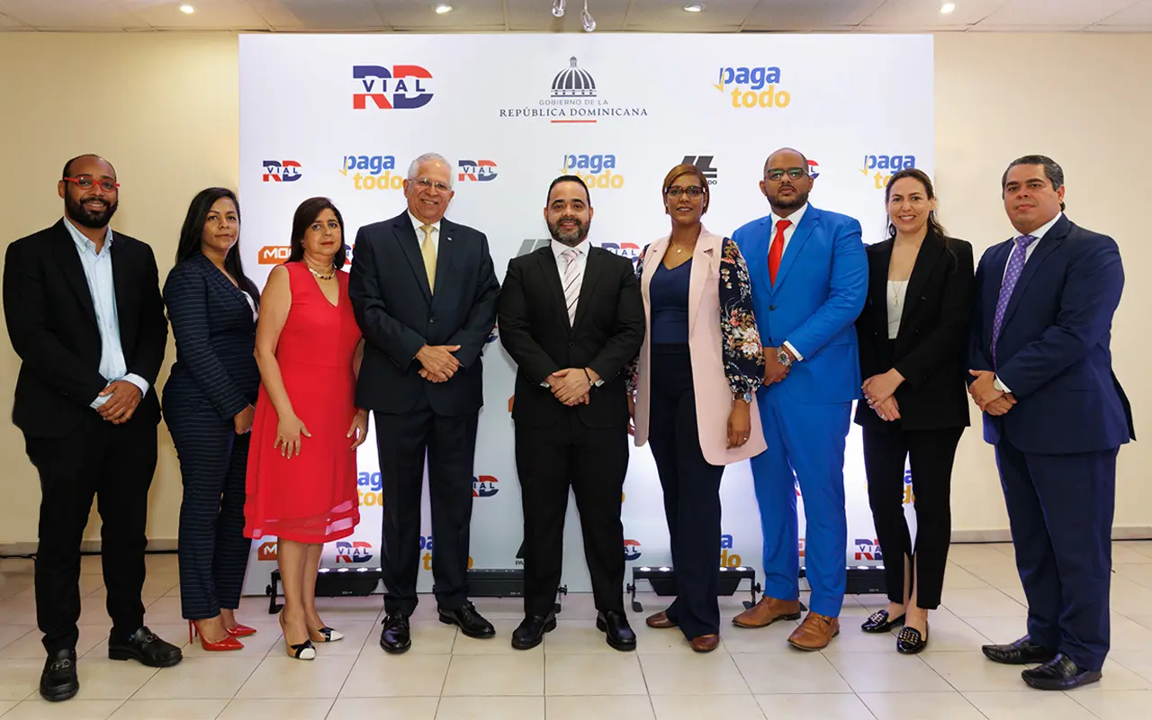 Equipo PagaTodo y RD Vial-Jorge Garcia, Ayaris Solano, Tania Ares, Victor Virgilio Mendez Saba, Efraín Hirujo García, Vikianny Muñoz, Miguel Mateo, Jocelle Heinsen y Julio Fontana