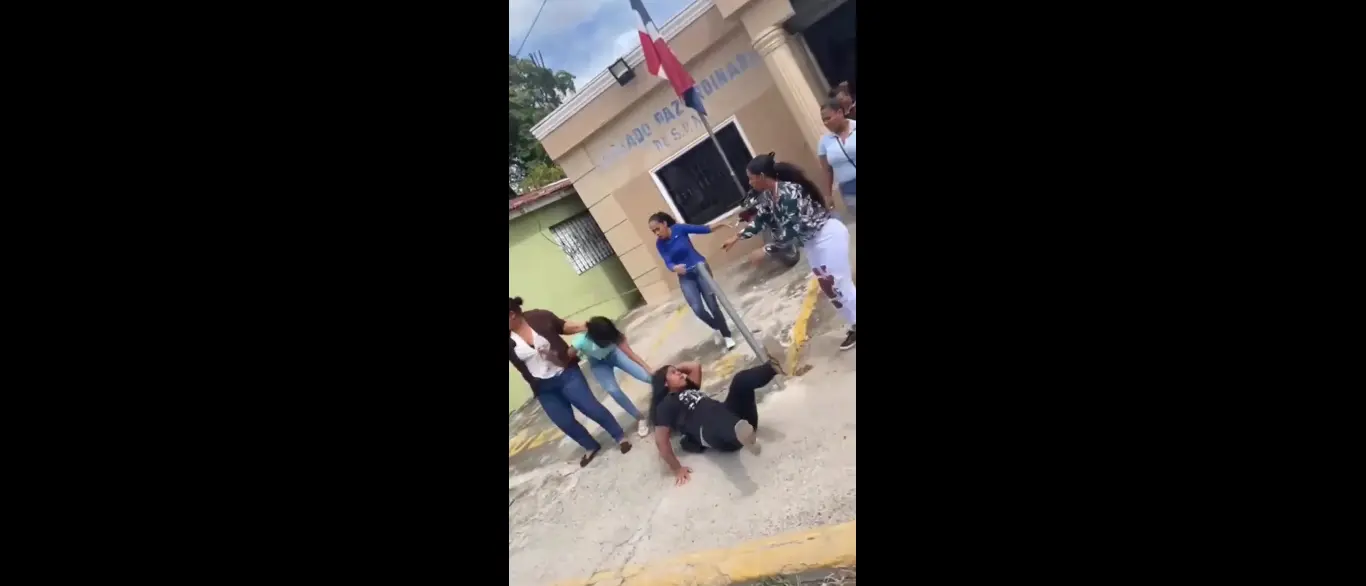 La trifulca se armó frente al juzgado de paz en San Pedro de Macoris