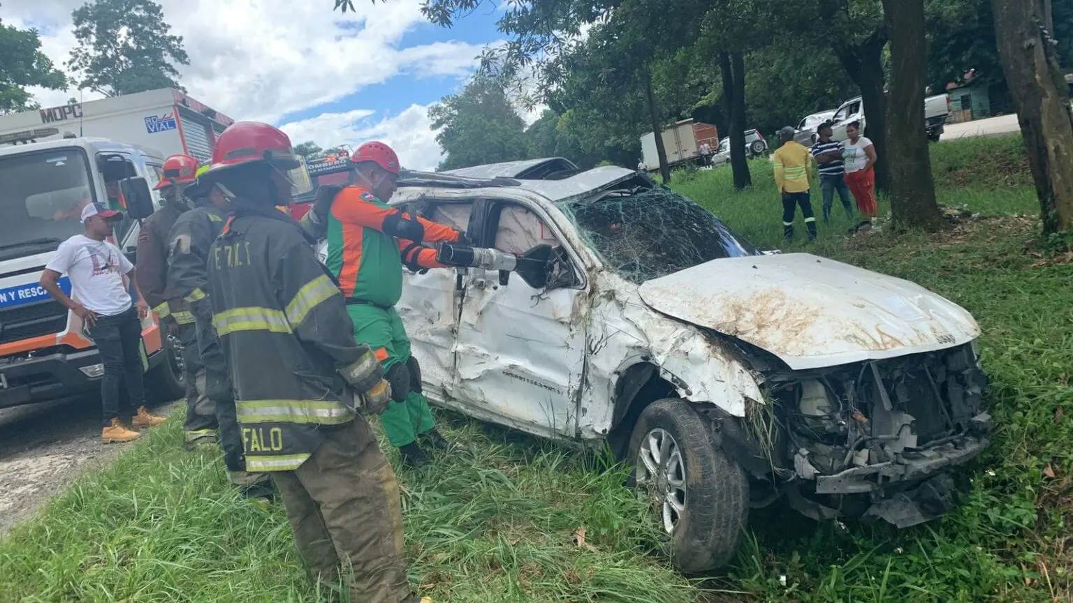 Tres personas perdieron la vida en accidente en Villa Altagracia