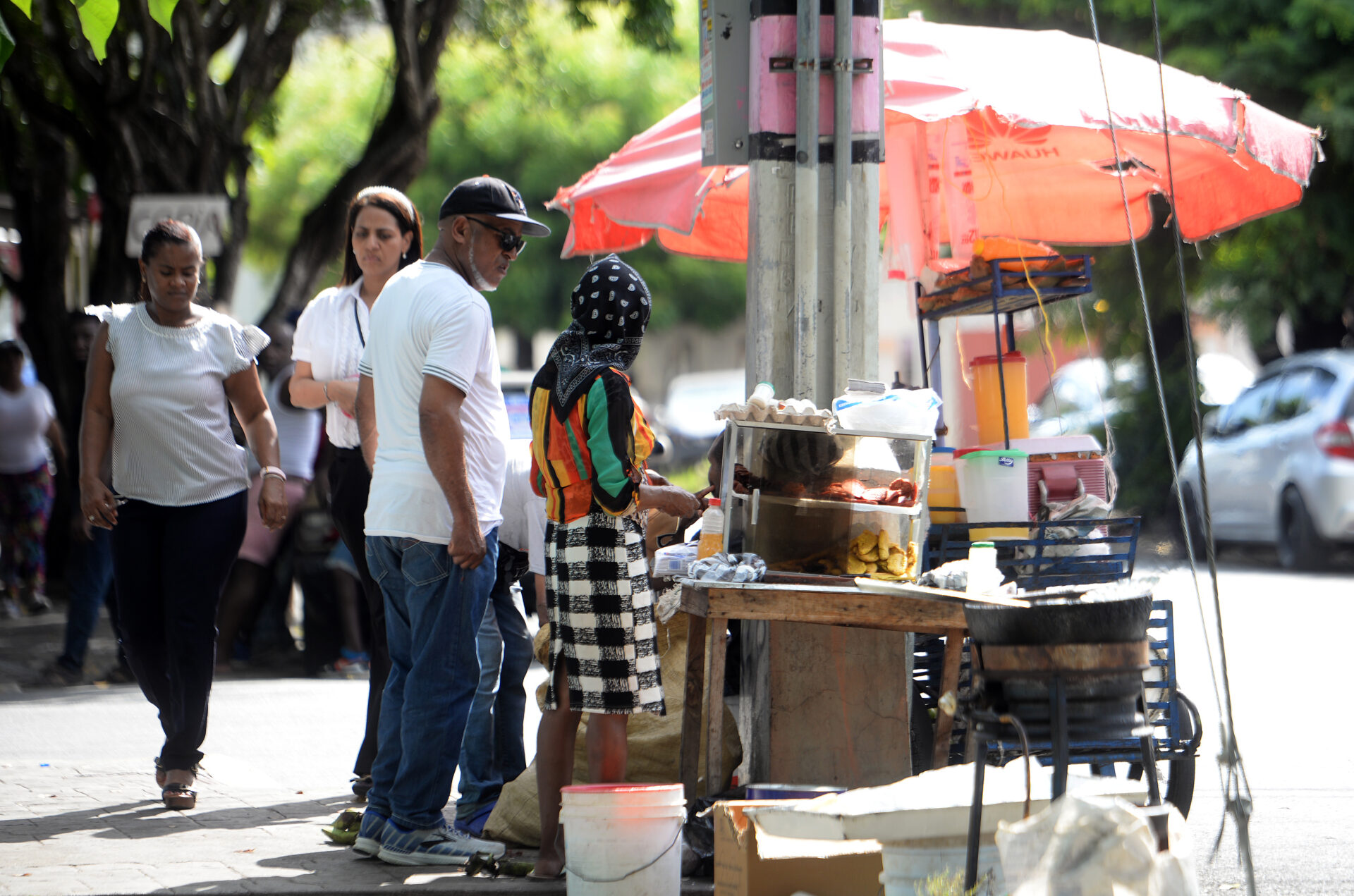 Las autoridades y especialistas recomiendan a las personas que dejen de consumir alimentos en las calles. Johnny Rotestán