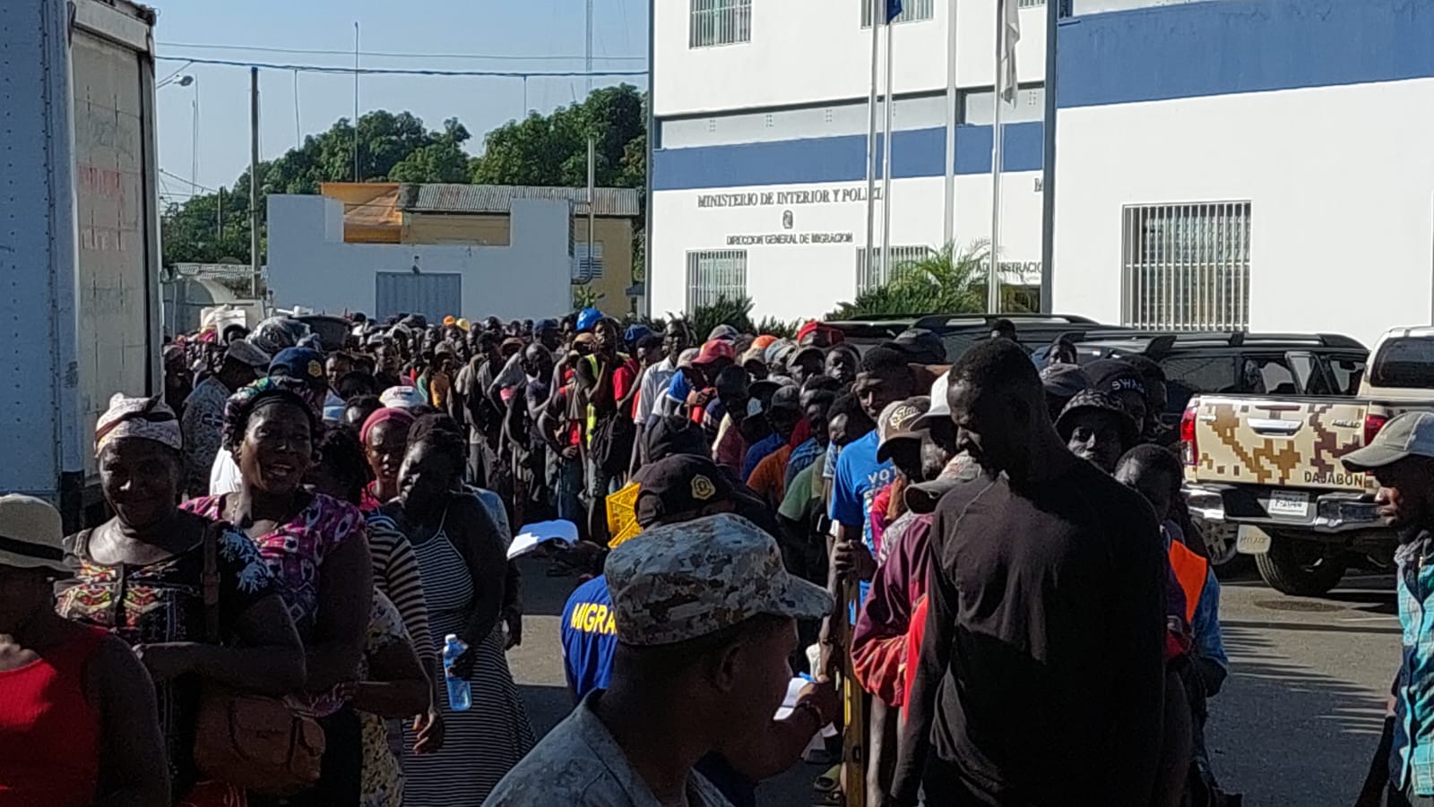 Supervisan entrada masiva de haitianos al mercado en Dajabón