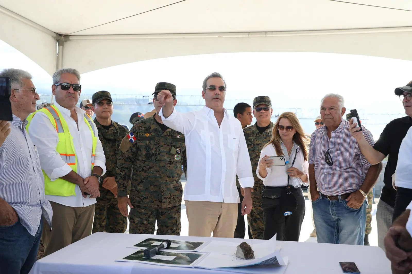 Abinader:  senador incita a dueños de terrenos por donde pasa el muro