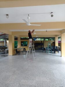 La Regional 15 de Educación instala abanicos en el Liceo El Carmen