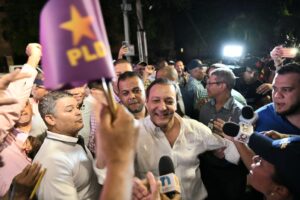 Abel Martínez llega a casa del PLD rodeado de algarabía FOTO: FELIX DE LA CRUZ