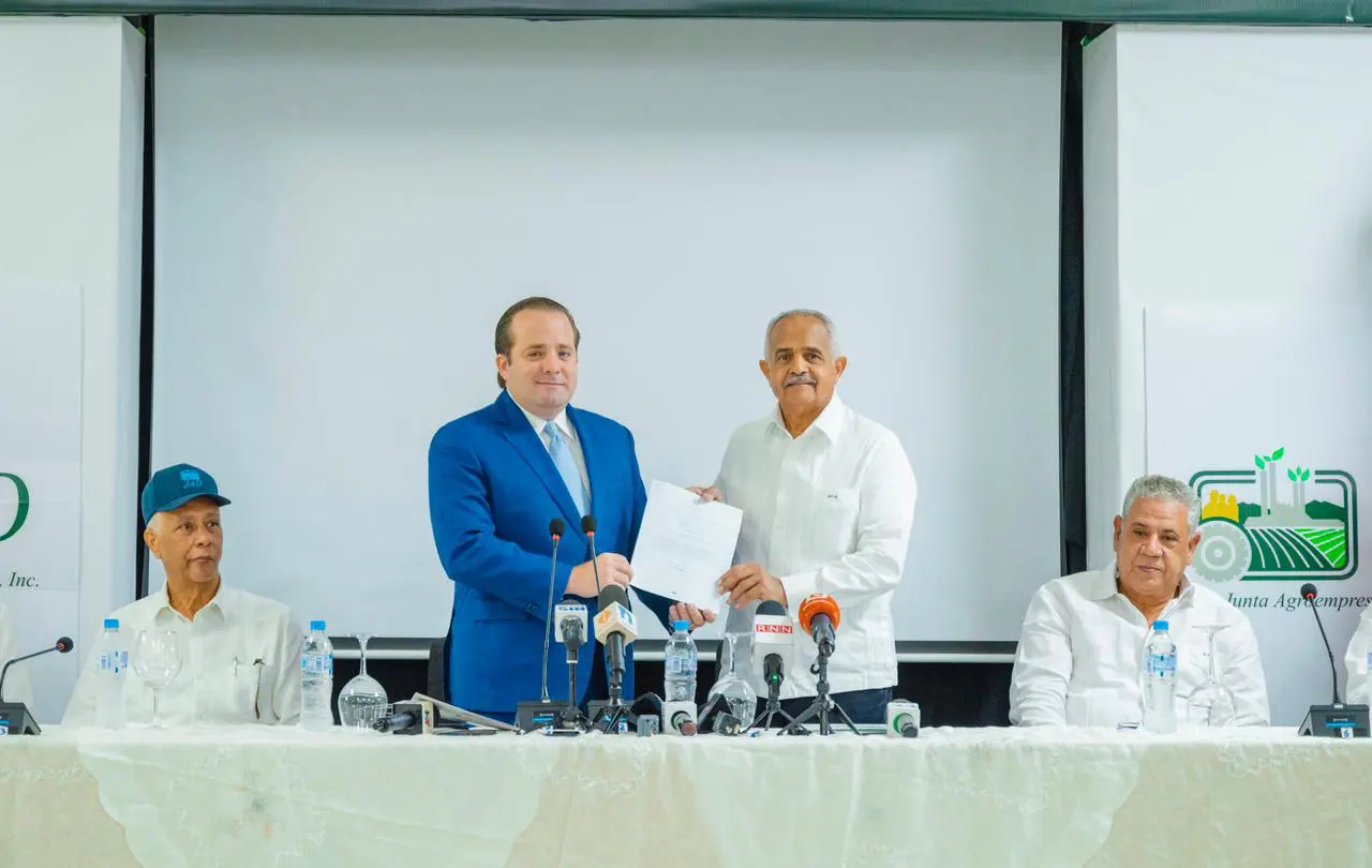 Paliza entrega fondos para equipar laboratorio sector agropecuario