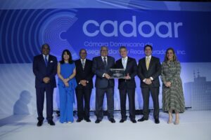 El presidente de Seguros Universal, Ernesto Izquierdo, recibe un reconocimiento de los directivos de Cadoar, James García, Nina Dagostini, Miguel Villaman, Wilfredo Baquero y Pierina Pumarol.