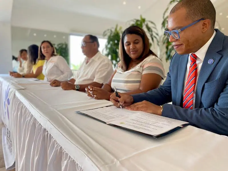 Participaron como testigos en la firma del acuerdo, el magistrado Kelmi Duncan, por la Fiscalía de Puerto Plata, y Kathy Morillo por ASHONORTE, entidad propulsora del CIENAVYT en esta provincia.