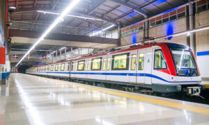 VIDEO: usuarios distraídos caen a vías del tren en Metro Santo Domingo