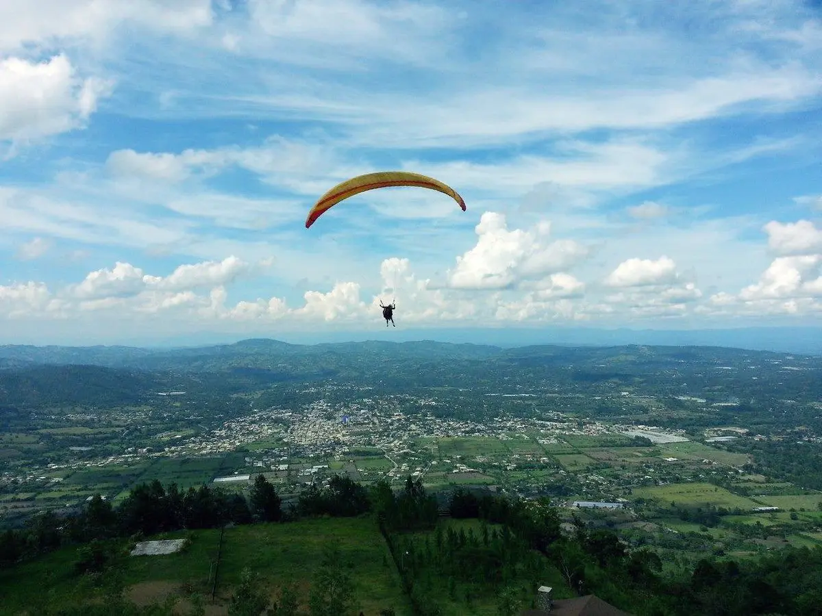 Un muerto y un herido en accidente de parapente en Constanza