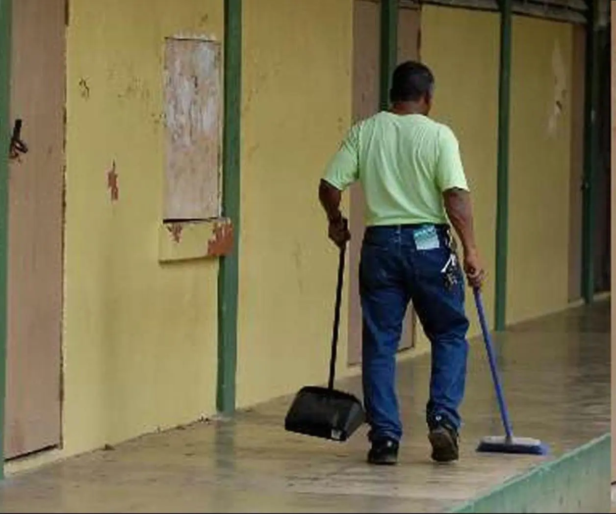 Apresan conserje de escuela acusado de abuso sexual a estudiante