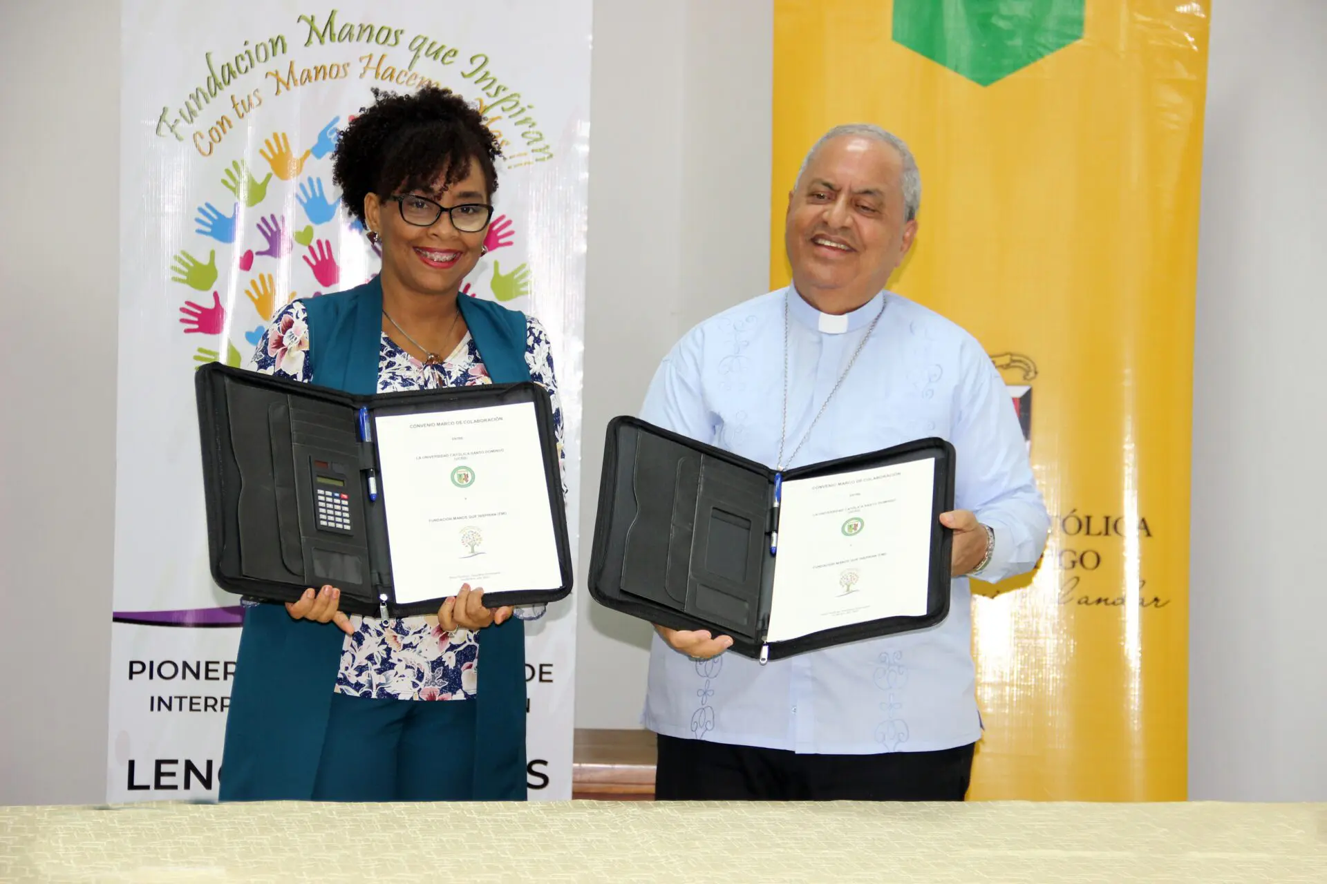 Deyanira Guzmán Reyes, Monseñor Dr. Ramón Benito Ángeles Fernández durante la firma del convenio