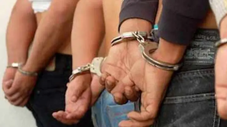 PN Baní apresa tres hombres y recupera dos armas de fuego