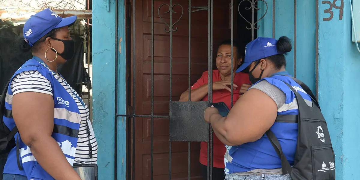 Señora mientras es encuestada en su vivienda ubicada en Villa Francisca. Félix de la Cruz