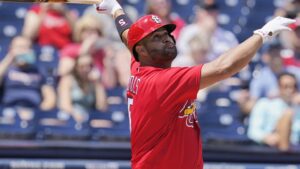 Malas noticias para el fan que tiene la pelota del jonrón 700 de Pujols